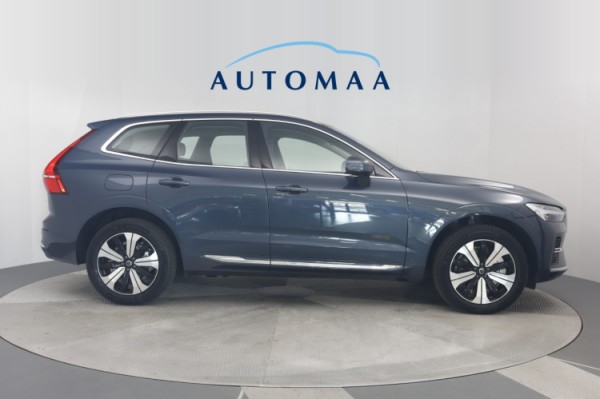 Esittelykuva VOLVO XC60 lataushybridiautosta.