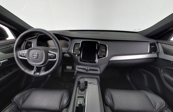 Esittelykuva VOLVO XC90 lataushybridiautosta.