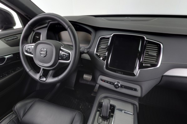 Esittelykuva VOLVO XC90 lataushybridiautosta.