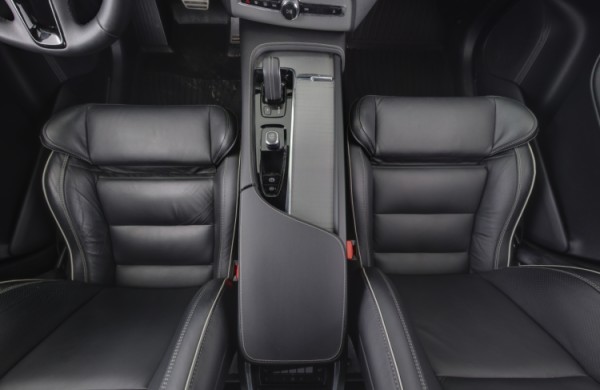 Esittelykuva VOLVO XC90 lataushybridiautosta.