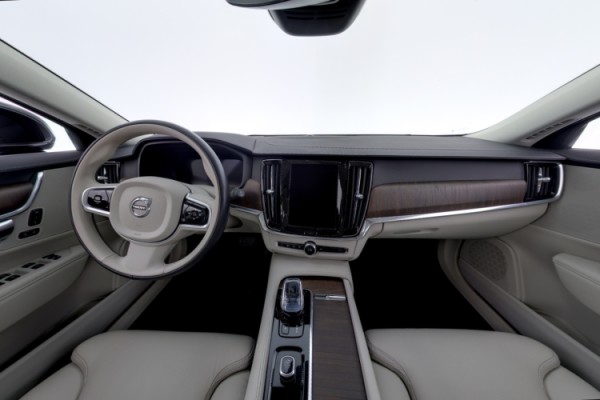 Esittelykuva VOLVO V90 kevythybridiautosta.