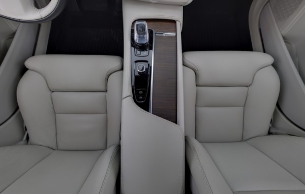 Esittelykuva VOLVO V90 kevythybridiautosta.