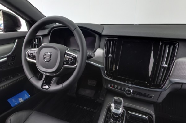 Esittelykuva VOLVO V90 lataushybridiautosta.