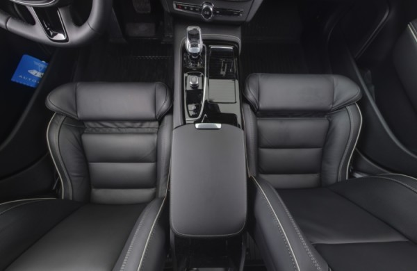 Esittelykuva VOLVO V90 lataushybridiautosta.