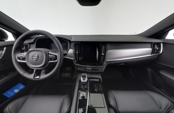Esittelykuva VOLVO V90 lataushybridiautosta.