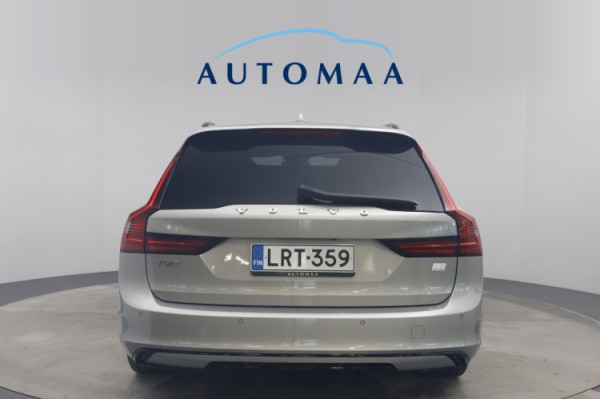 Esittelykuva VOLVO V90 lataushybridiautosta.