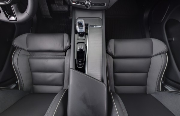 Esittelykuva VOLVO XC60 lataushybridiautosta.