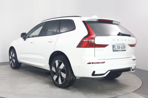 Esittelykuva VOLVO XC60 lataushybridiautosta.