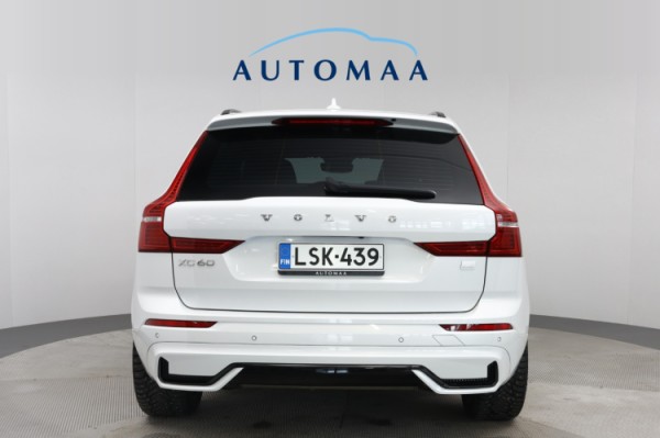 Esittelykuva VOLVO XC60 lataushybridiautosta.