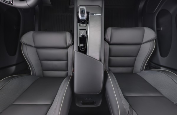 Esittelykuva VOLVO XC60 lataushybridiautosta.