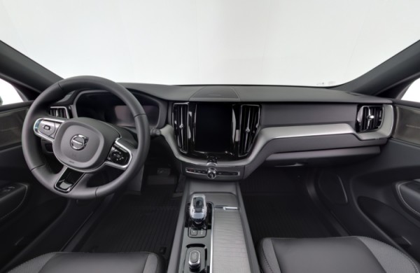 Esittelykuva VOLVO XC60 lataushybridiautosta.