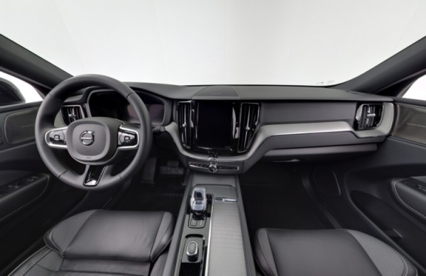 Esittelykuva VOLVO XC60 lataushybridiautosta.