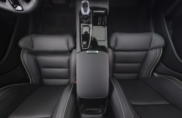Esittelykuva VOLVO V90 lataushybridiautosta.