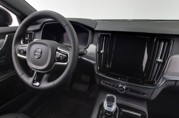 Esittelykuva VOLVO V90 lataushybridiautosta.