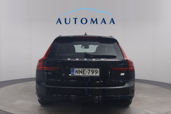 Esittelykuva VOLVO V90 lataushybridiautosta.