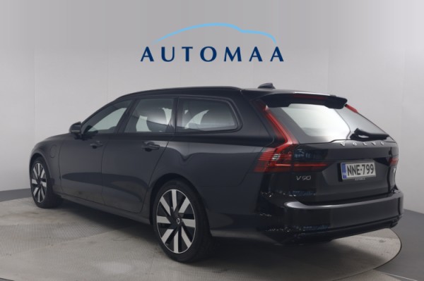 Esittelykuva VOLVO V90 lataushybridiautosta.