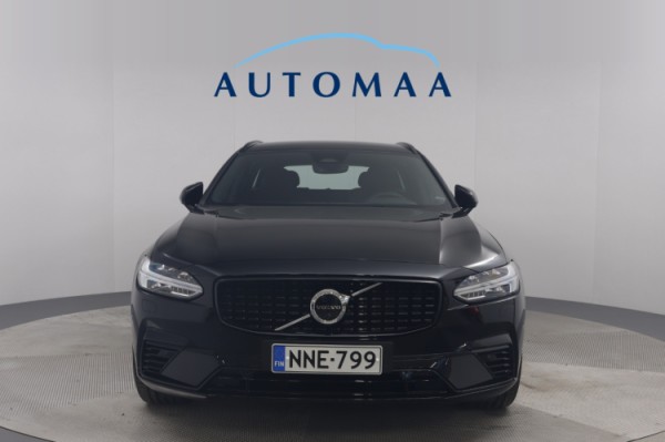 Esittelykuva VOLVO V90 lataushybridiautosta.