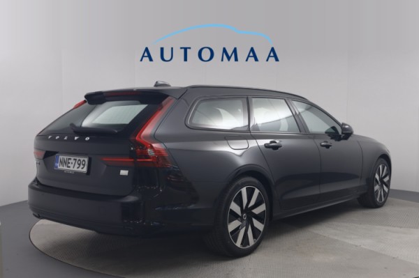 Esittelykuva VOLVO V90 lataushybridiautosta.