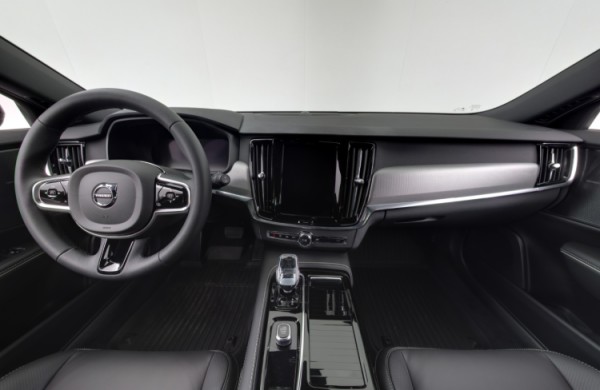Esittelykuva VOLVO V90 lataushybridiautosta.