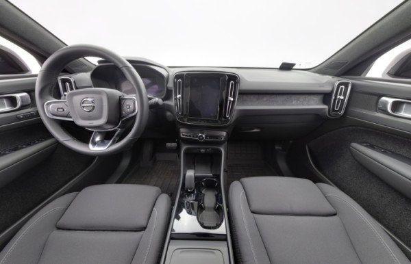 Esittelykuva VOLVO C40 täyssähköautosta.