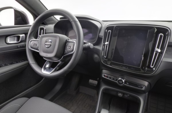 Esittelykuva VOLVO C40 täyssähköautosta.