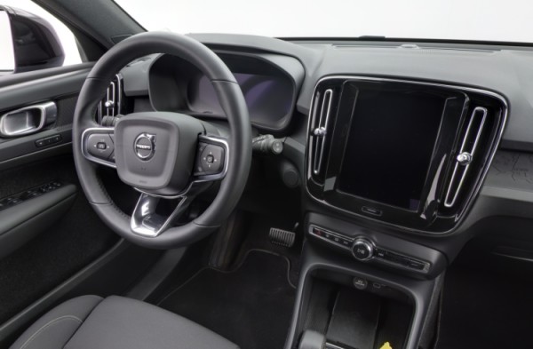 Esittelykuva VOLVO XC40 täyssähköautosta.