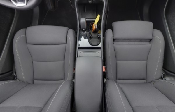 Esittelykuva VOLVO XC40 täyssähköautosta.