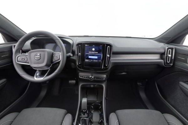 Esittelykuva VOLVO EX40 täyssähköautosta.