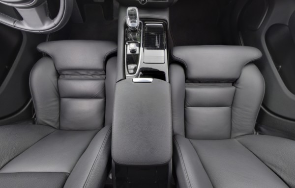 Esittelykuva VOLVO V60 lataushybridiautosta.