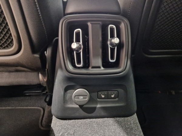 Esittelykuva VOLVO XC40 lataushybridiautosta.
