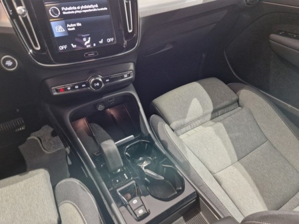 Esittelykuva VOLVO XC40 lataushybridiautosta.