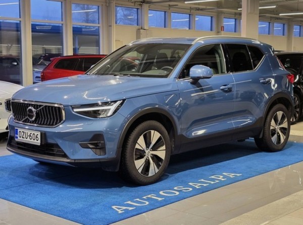 Esittelykuva VOLVO XC40 lataushybridiautosta.