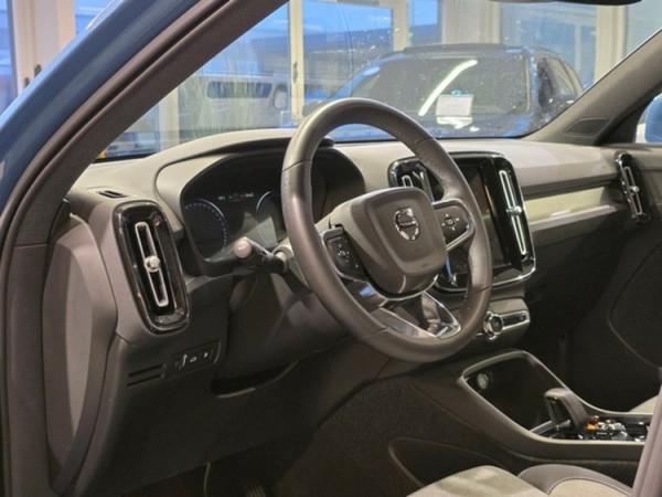 Esittelykuva VOLVO XC40 lataushybridiautosta.