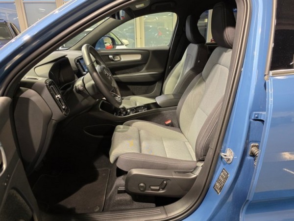 Esittelykuva VOLVO XC40 lataushybridiautosta.