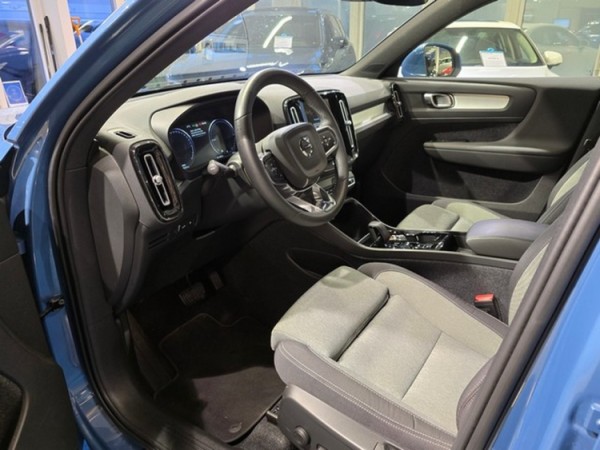 Esittelykuva VOLVO XC40 lataushybridiautosta.