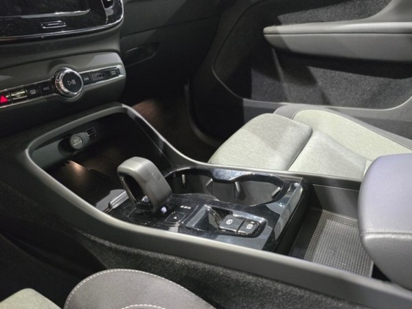 Esittelykuva VOLVO XC40 lataushybridiautosta.
