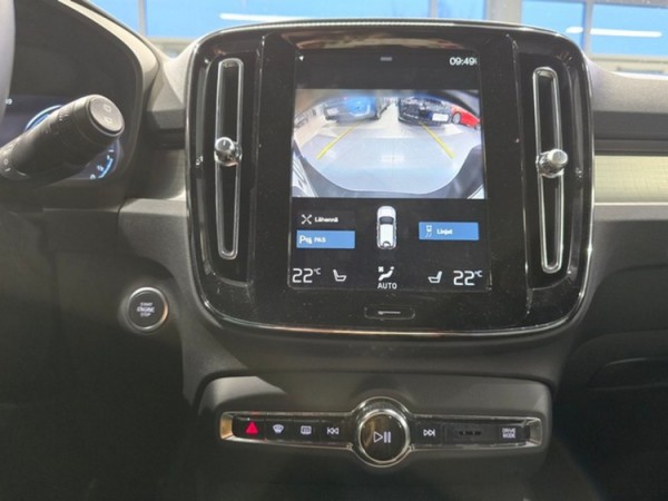 Esittelykuva VOLVO XC40 lataushybridiautosta.