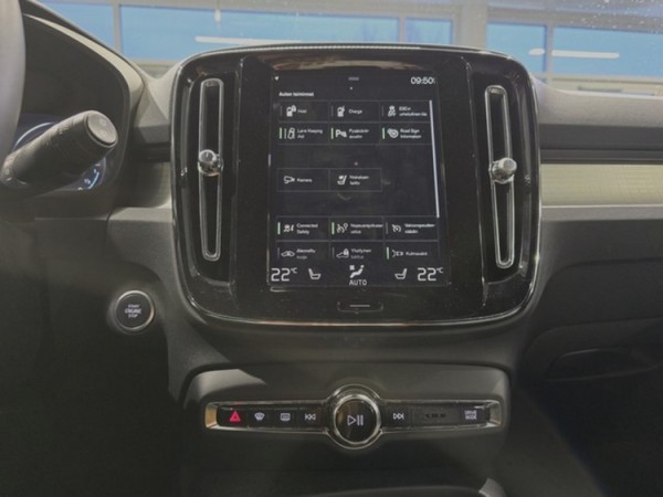 Esittelykuva VOLVO XC40 lataushybridiautosta.
