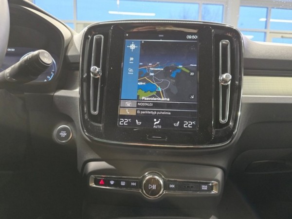 Esittelykuva VOLVO XC40 lataushybridiautosta.