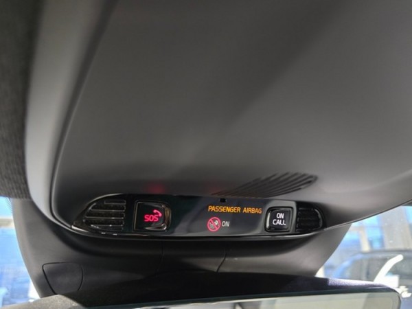 Esittelykuva VOLVO XC40 lataushybridiautosta.
