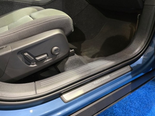 Esittelykuva VOLVO XC40 lataushybridiautosta.