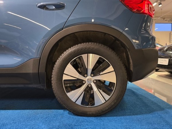 Esittelykuva VOLVO XC40 lataushybridiautosta.
