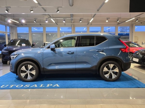 Esittelykuva VOLVO XC40 lataushybridiautosta.