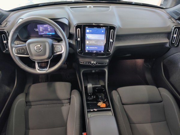 Esittelykuva VOLVO XC40 täyssähköautosta.