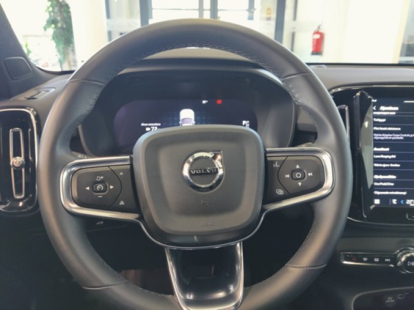 Esittelykuva VOLVO XC40 täyssähköautosta.