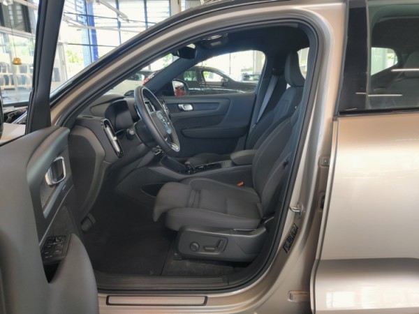 Esittelykuva VOLVO XC40 täyssähköautosta.
