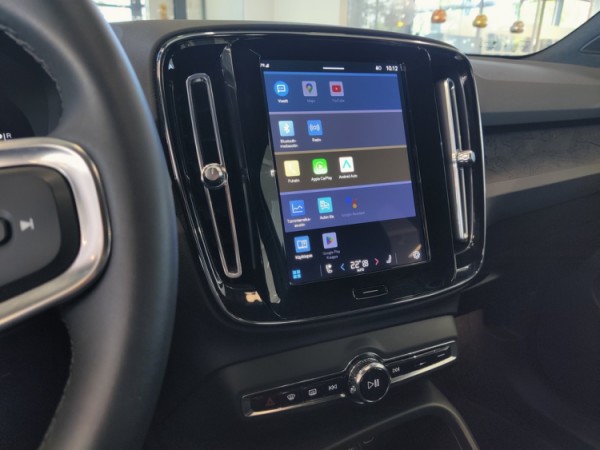 Esittelykuva VOLVO XC40 täyssähköautosta.