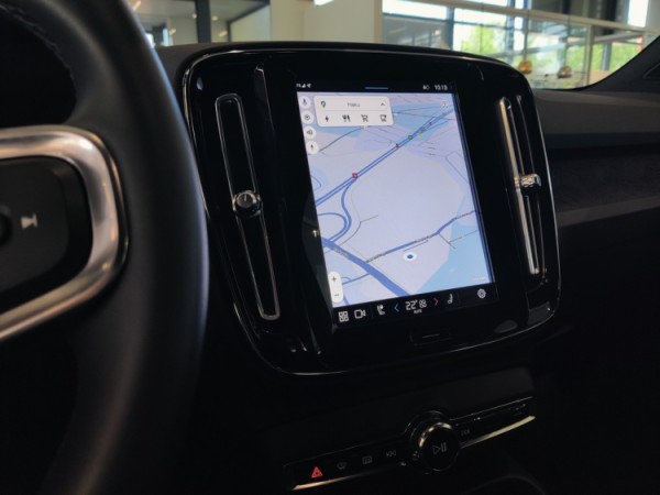 Esittelykuva VOLVO XC40 täyssähköautosta.