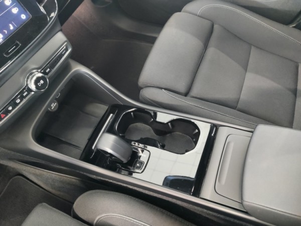 Esittelykuva VOLVO XC40 täyssähköautosta.