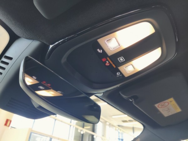 Esittelykuva VOLVO XC40 täyssähköautosta.